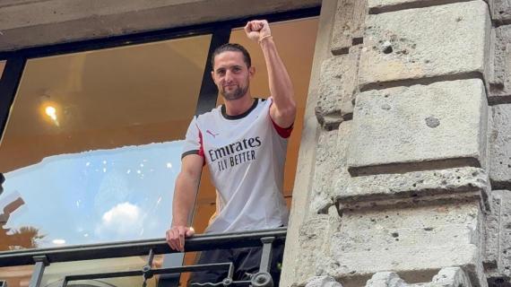VIDEO MN - Rabiot si affaccia dallo store di via Dante e viene festeggiato da tanti tifosi