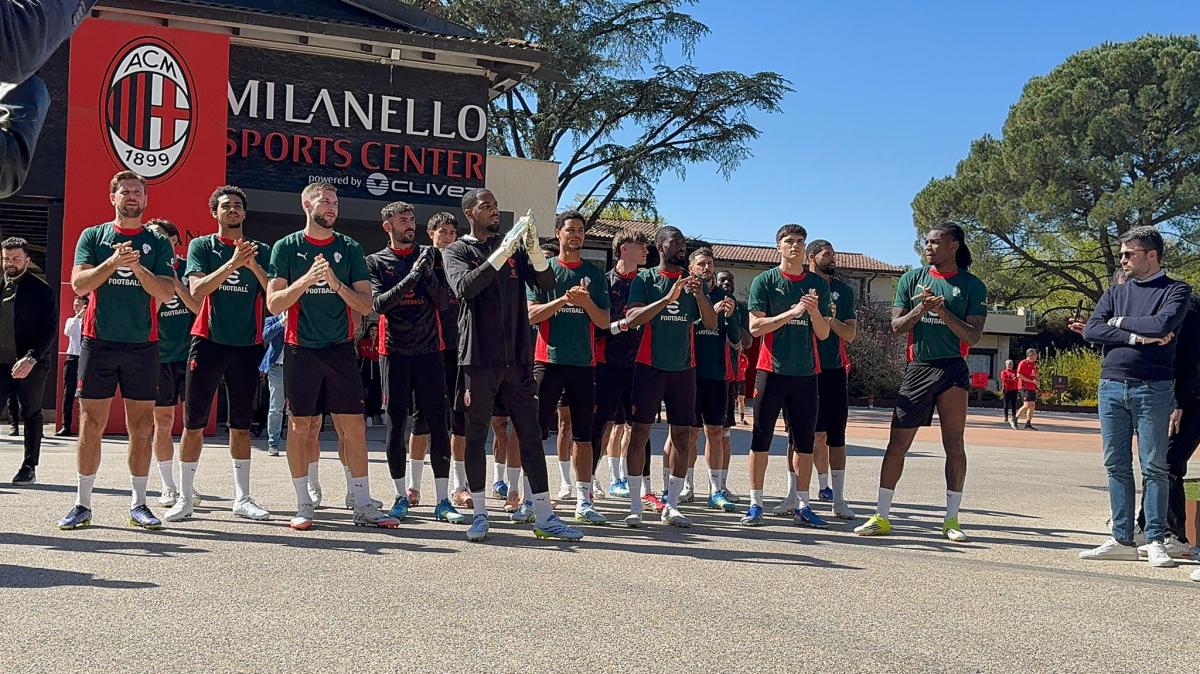 VIDEO MN - Milanello, la squadra è uscita per salutare i tifosi