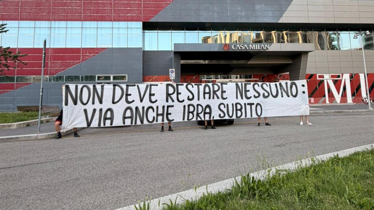 I tifosi del Milan non ci stanno. Nuovo striscione: "Via anche Ibra subito"