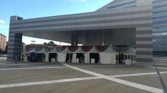 ANTEPRIMA MN - Casa Milan: l'allestimento della piazza in attesa del raduno (Foto)
