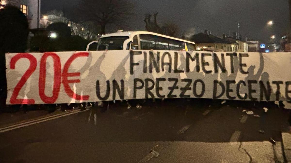 Prezzo settore ospiti, vietato l'ingresso al Dall'Ara a uno striscione rossonero