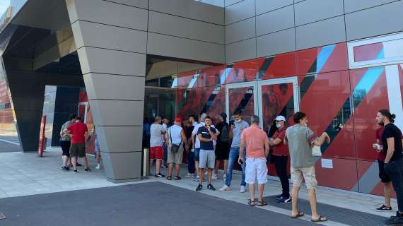 FOTO MN - Tifosi a Casa Milan per acquistare i biglietti per il match contro il Cagliari