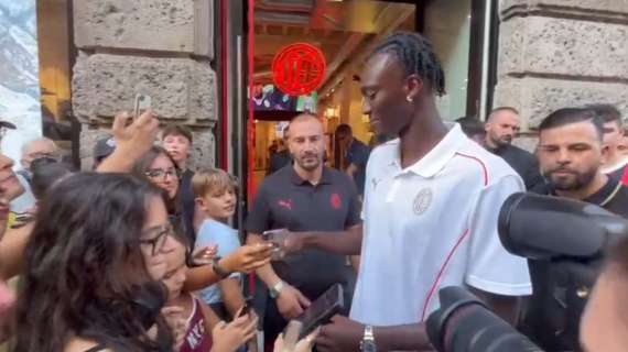 VIDEO MN - Tammy Abraham incontra i tifosi rossoneri al Flagship Store di Via Dante a Milano