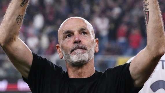 Pioli festeggiato a Milanello con torta e maglia personalizzate: le foto