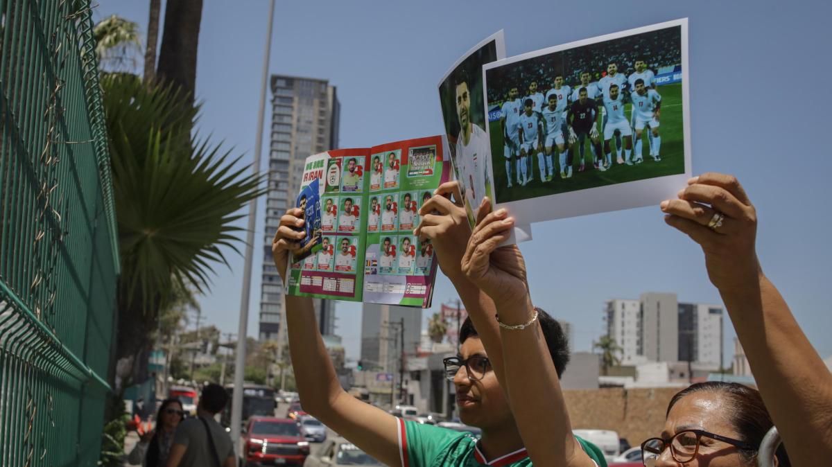 I tifosi messicani contro gli altri padroni di casa dei Mondiali: supportano l'Iran
