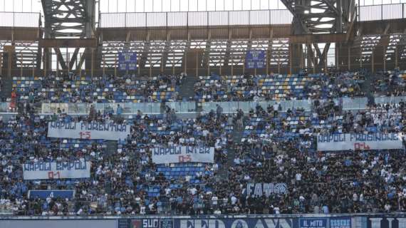 Striscioni durissimi e cori contro il Napoli dalle curve del "Maradona"