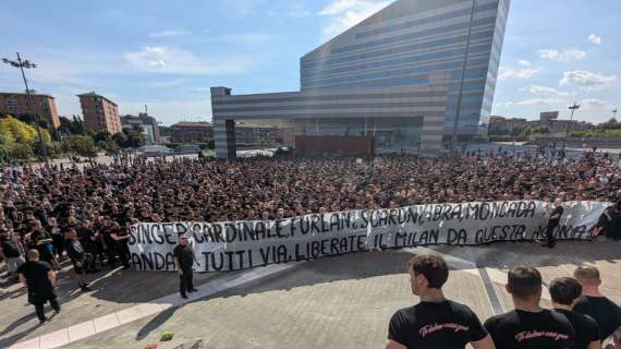 MN - Iniziata la contestazione, 3000 tifosi presenti. Doppio striscione contro proprietà e dirigenza