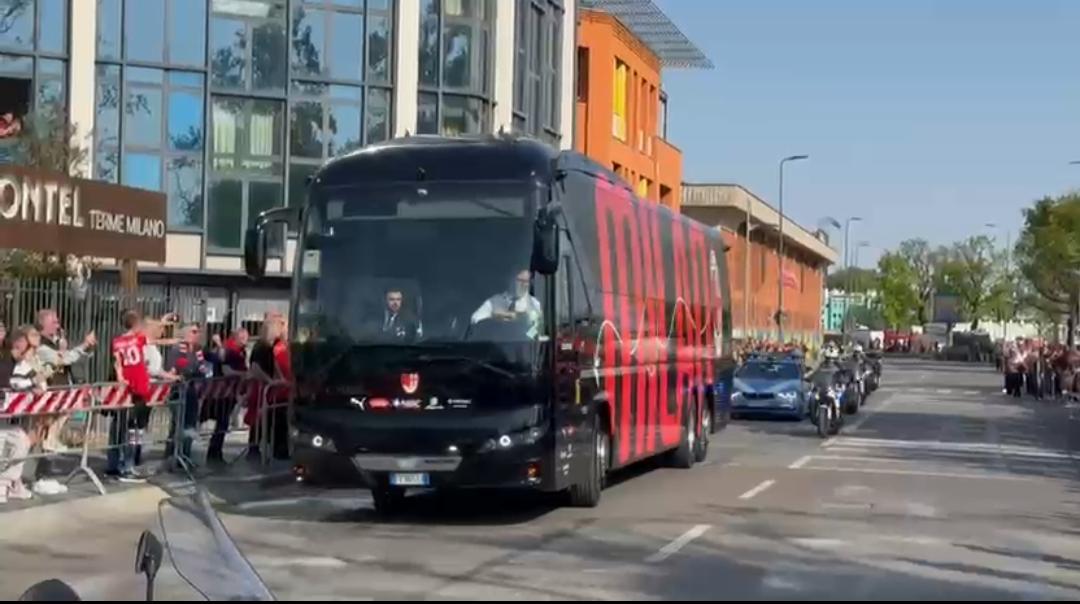 VIDEO MN - Arrivato a San Siro il pullman del Milan. Alle 18 la sfida con l'Udinese