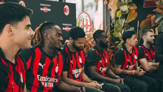 Milan, evento in Terrazza Martini per presentare la nuova maglia: tra i rossoneri presente anche Reijnders