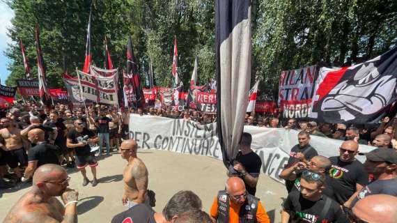 FOTO MN - Milanello, nuovo striscione della Curva Sud: "Insieme per continuare a vincere!"