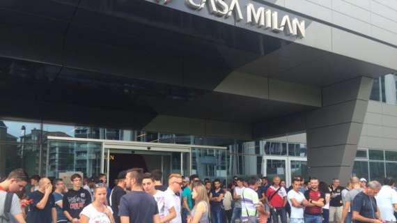 Casa Milan, grande afflusso in attesa del big match: tanti tifosi già da stamattina