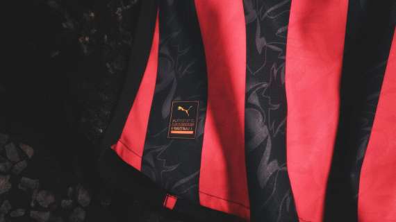 La nuova maglia home del Milan sarà disponibile per l'acquisto in due versioni: le info