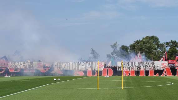 FOTO MN - Milanello, striscione della Curva Sud: "Grinta e ambizione per un'altra stagione! Forza Campioni!"