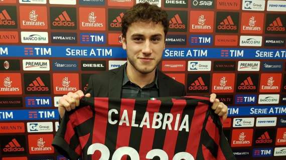 FOTO MN - Calabria rinnova con il Milan, ecco la maglia celebrativa