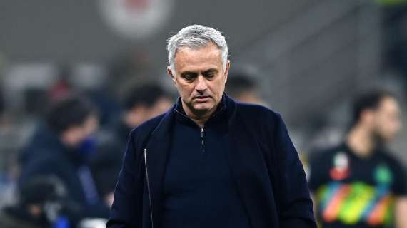 Roma, piacciono Mazraoui e Dest per il terzino destro. Sul marocchino c'è anche il Milan