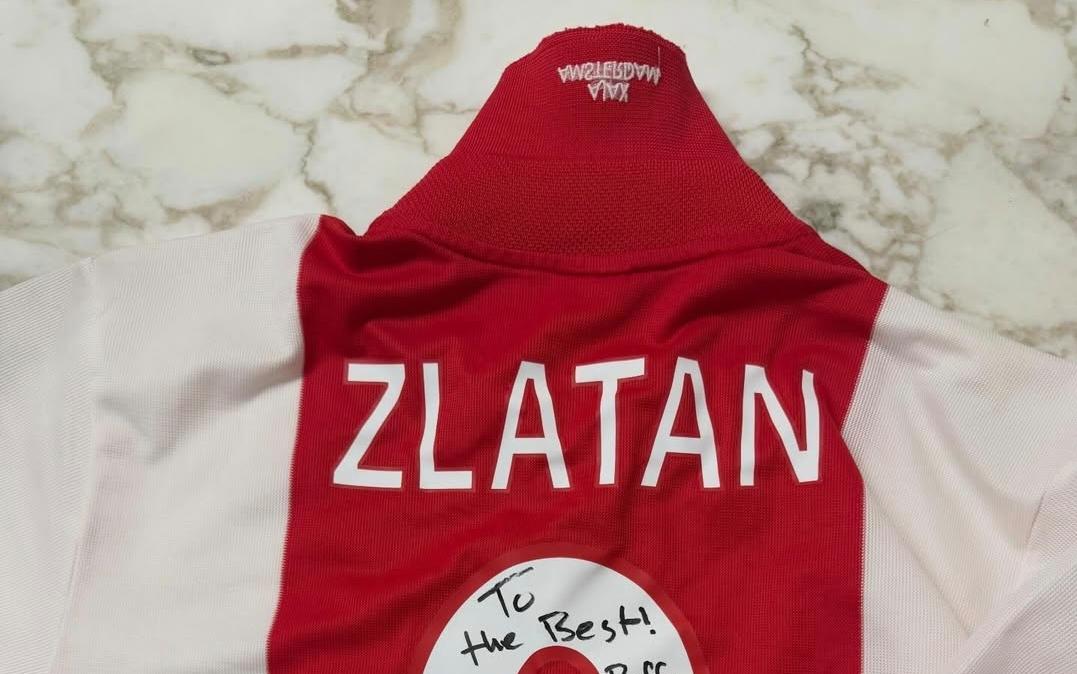 "Dal migliore per il migliore": Ibra regala a Leao una sua maglietta dell'Ajax