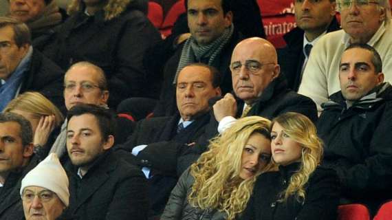 Berlusconi arrabbiatissimo in tribuna