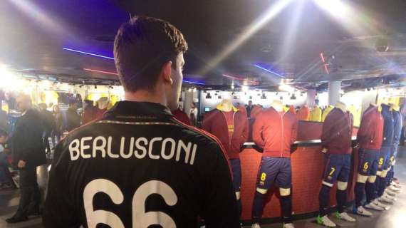 FOTO - Curiosità: un tifoso del Milan con la maglia numero 66 con la scritta Berlusconi