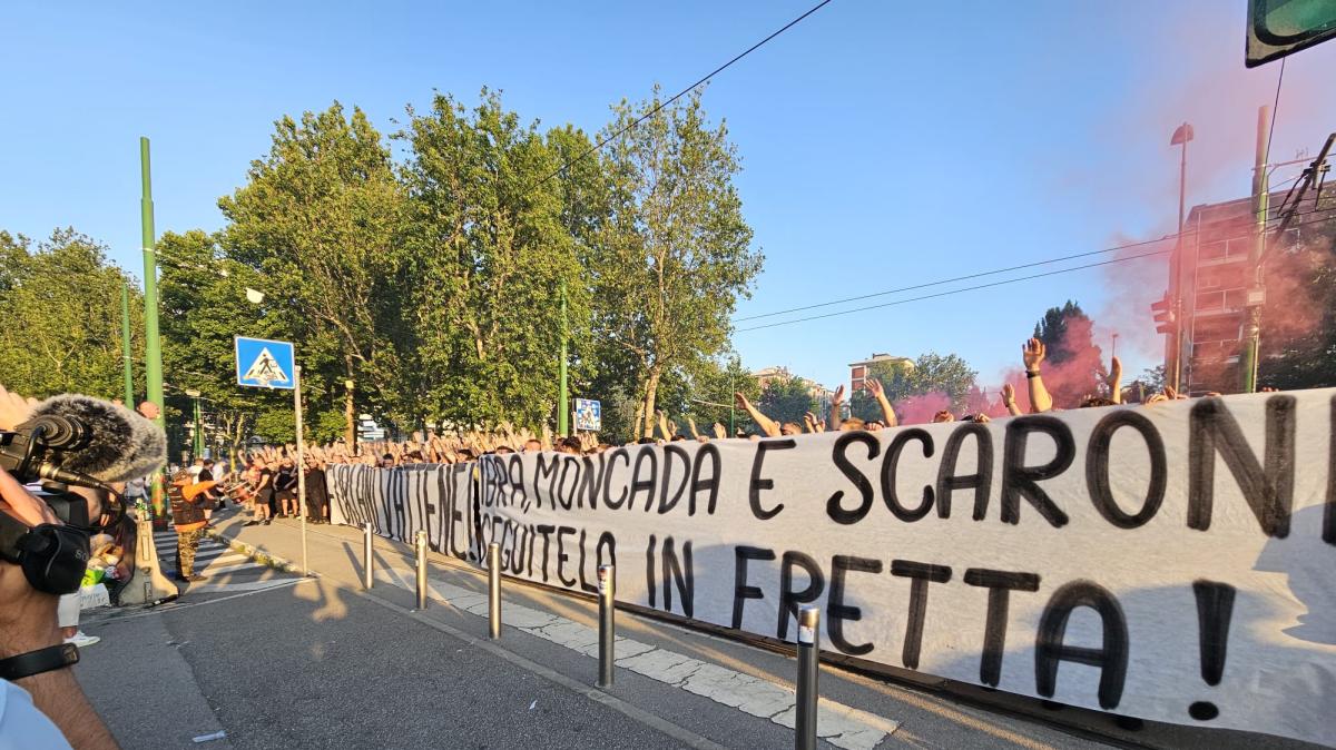 VIDEO MN - La Sud contesta la società: "Furlani vattene. Ibra, Moncada e Scaroni seguitelo in fretta!". Poi il solito coro contro Cardinale