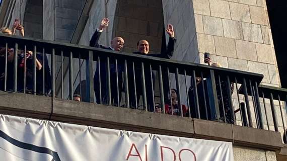 VIDEO MN - Piazza Duomo, parte il coro "Chi non salta nerazzurro è": saltano anche Berlusconi e Galliani