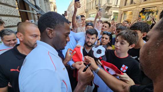 MN - Fofana e il lancio della maglia al pubblico in delirio. Il francese al Milan Store