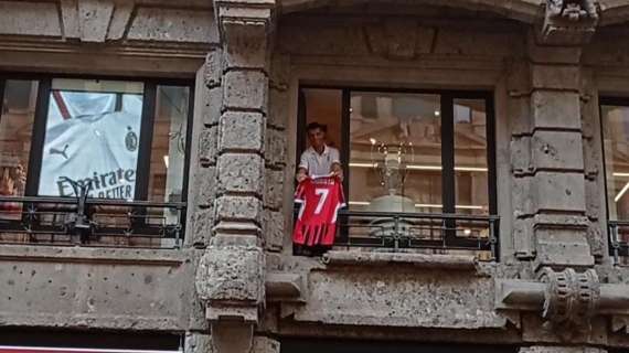 VIDEO MN - Il saluto di Morata alle centinaia di tifosi rossoneri al flagship store in via Dante 