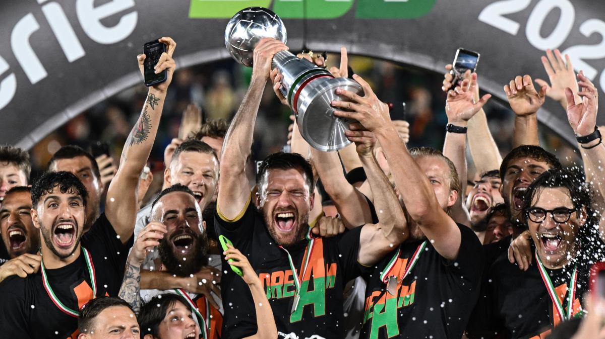 Venezia, pareggio a La Spezia ma basta: arancioneroverdi promossi in Serie A