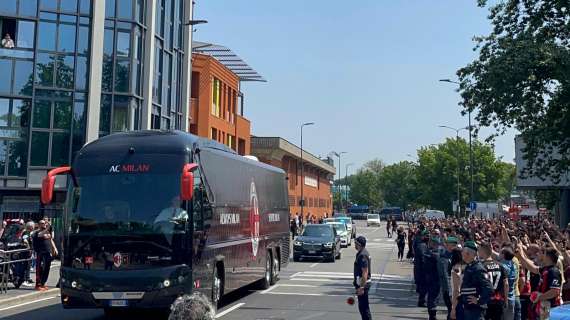 VIDEO MN - Verso Milan-Lazio: l'arrivo del pullman dei rossoneri a San Siro