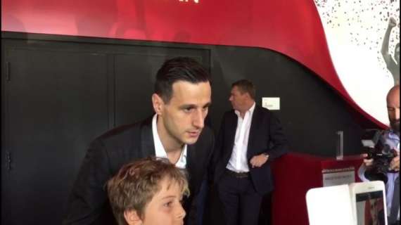 VIDEO MN - I tifosi rossoneri attendono l'uscita di Kalinic da Casa Milan