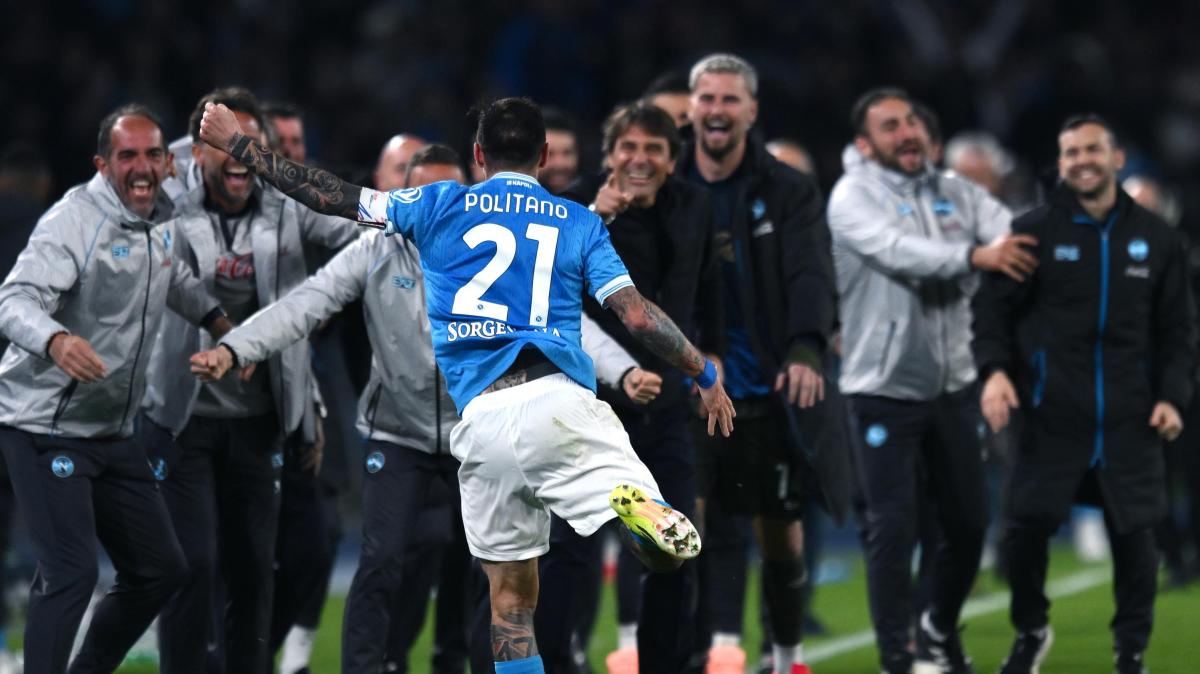 Il Napoli ribalta il Lecce e mette pressione al Milan. Apprensione nel finale per Banda