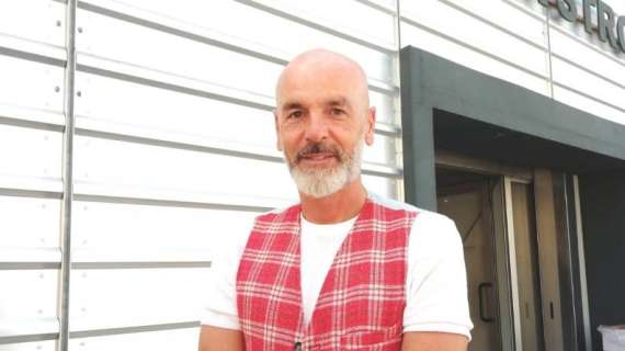 FOTO - Stefano Pioli con Maldini, Boban, Massara e Gazidis durante la firma del contratto