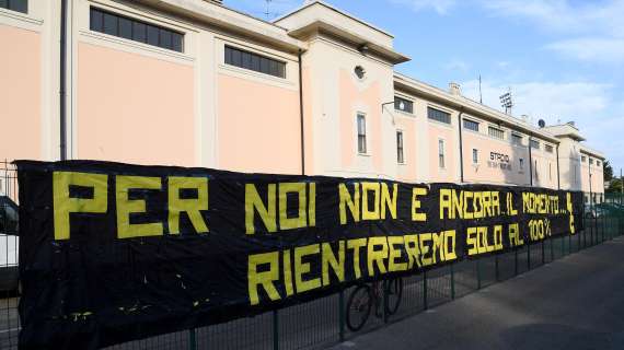 Sampdoria, striscione della tifoseria: "Per noi non è ancora il momento. Rientreremo al 100%"