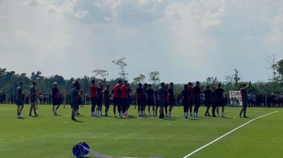 VIDEO MN - Squadra in campo a Milanello per il primo allenamento: rossoneri applauditi dai tifosi presenti 