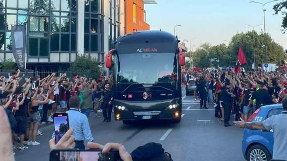 VIDEO MN - Milan arrivato a San Siro per la gara con il Bologna: folla di tifosi ad accogliere i rossoneri