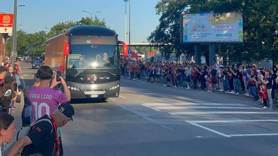 VIDEO MN – Verso Milan-Cagliari: la squadra rossonera è arrivata a San Siro