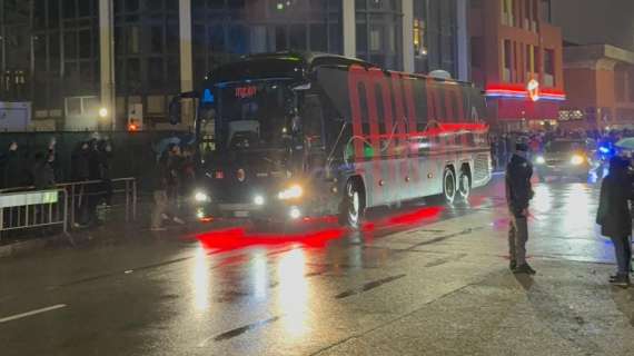 VIDEO MN - Milan-Girona, i tifosi accolgono il pullman dei rossoneri a San Siro nonostante la pioggia