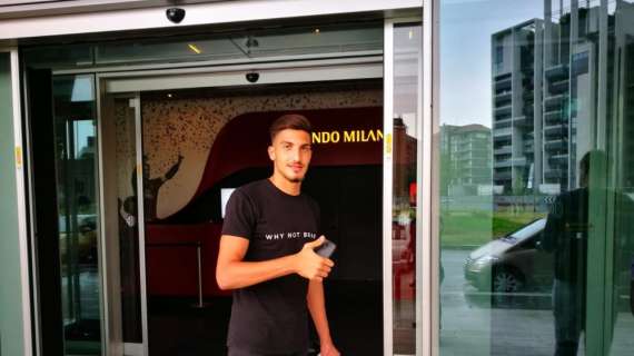 FOTO MN - Pecorino in sede per firmare con il Milan