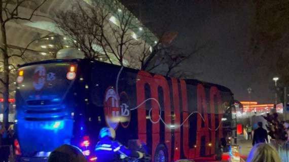 VIDEO MN - Il pullman del Milan è arrivato a San Siro per la sfida contro il Verona