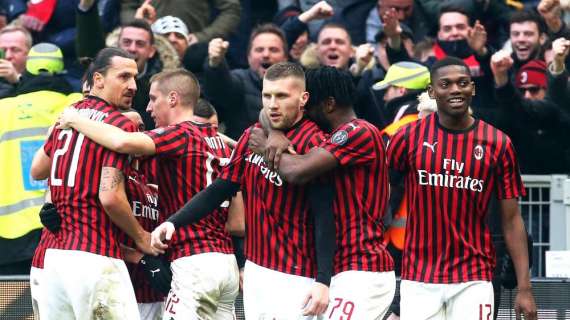 Boban e Maldini si congratulano con giocatori Milan