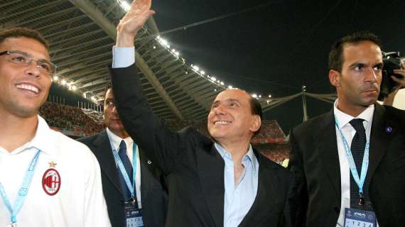 “Affiora improvvisamente una folle tentazione, una idea assurda, una voglia infinita”: Berlusconi voleva ricomprare il Milan. Il retroscena di Pellegatti e Di Stefano