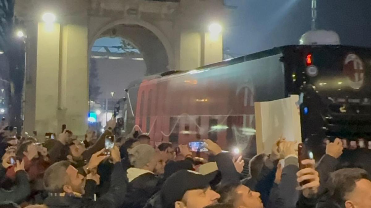 VIDEO MN - L'arrivo del pullman rossonero al Tardini per Parma-Milan