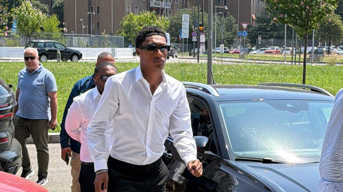 VIDEO MN - Guernier in sede per firmare il contratto con il Milan