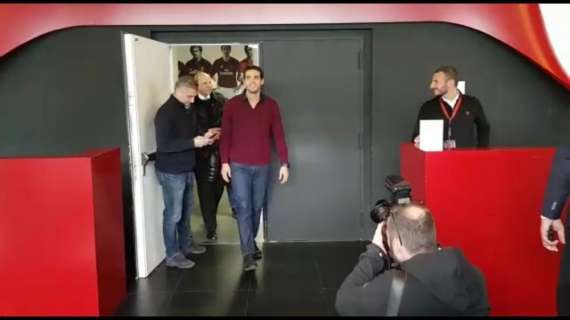VIDEO MN - L'ingresso di Kakà a Casa Milan