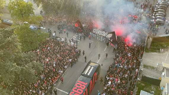 VIDEO MN - Cori, fumogeni e striscioni della Curva Sud all'arrivo del pullman del Milan visto dall'alto