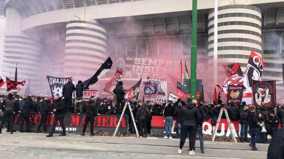 VIDEO MN - Verso il derby: i cori della Curva Sud Milano fuori da San Siro