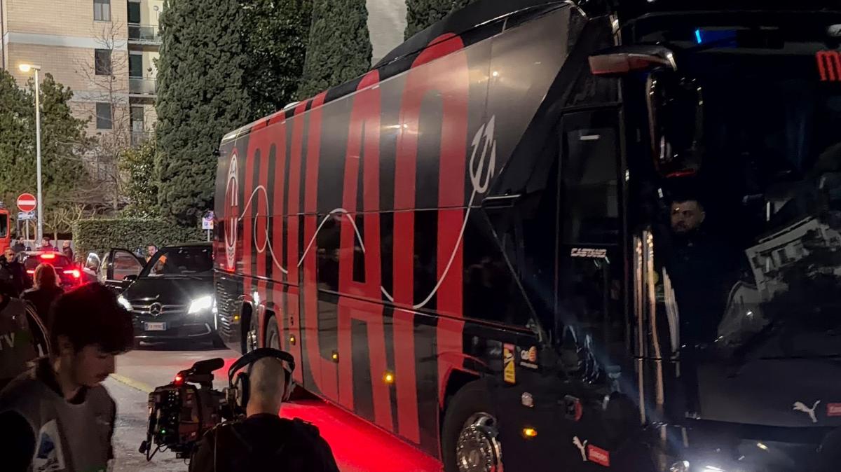 VIDEO MN - Pullman del Milan arrivato allo stadio del Pisa