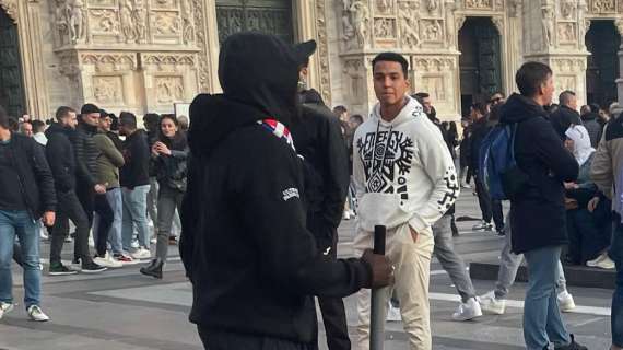 FOTO MN - Piazza Duomo, presenti diversi tifosi del PSG 'armati' con dei bastoni