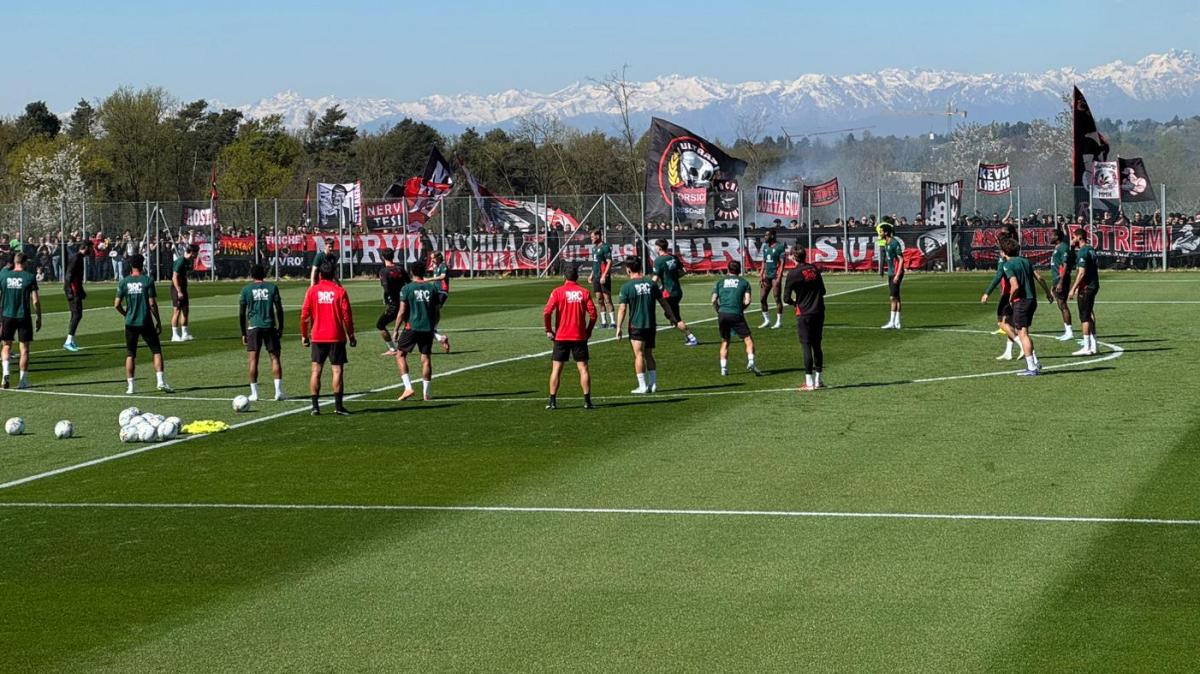 VIDEO MN - Milanello, iniziato l'allenamento sul campo esterno davanti a tanti tifosi