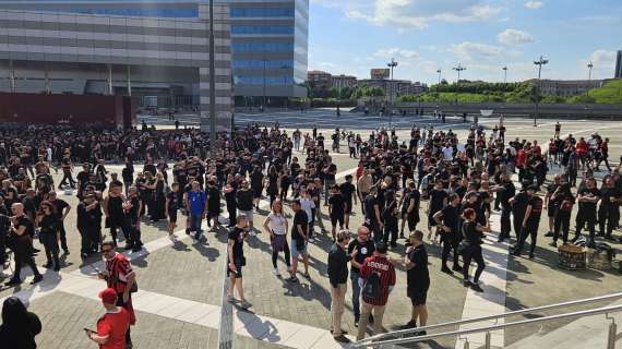 MN - Il piazzale di Casa Milan inizia a riempirsi: la foto