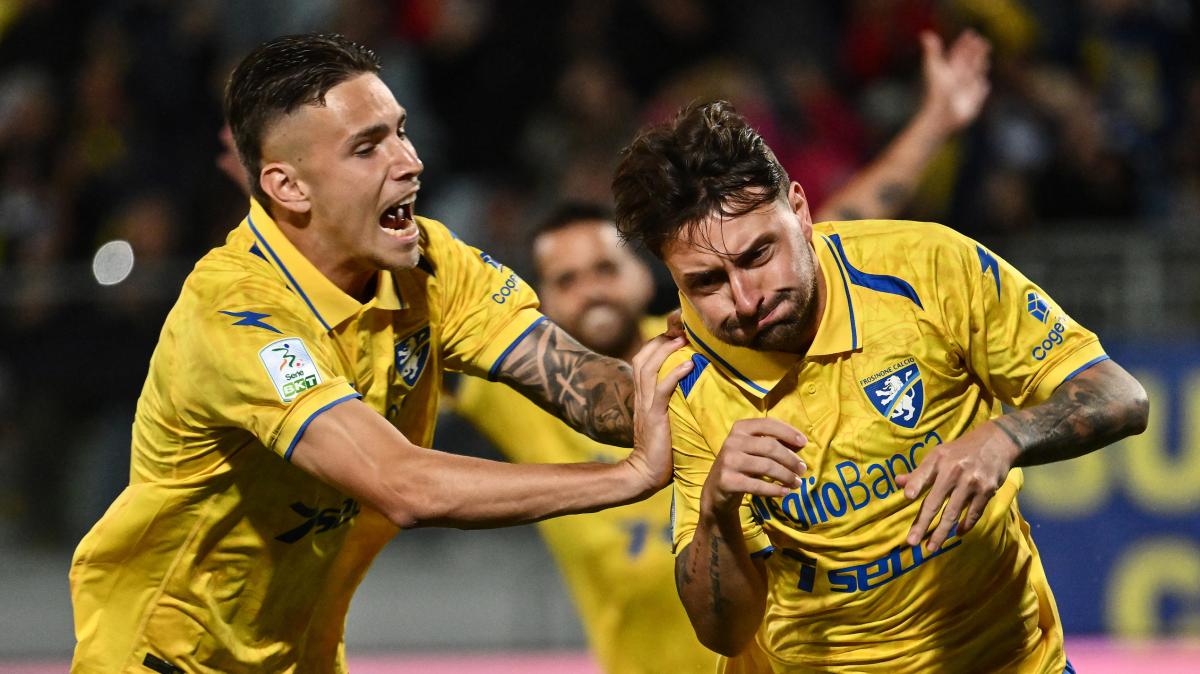 Il Frosinone ne fa 5 ed è promosso in Serie A! Retrocede Comotto con lo Spezia